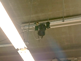 検品室の天井にもカメラが！
